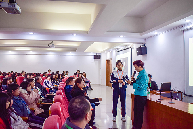 徐靚老師解答學生們的提問