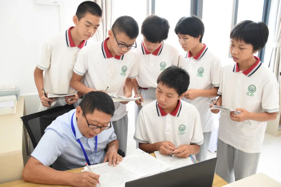 課間輔導同學作業_看圖王.jpg 圖片